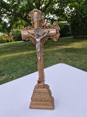 Oud staand kruis in hout met Christusfiguur, Enlèvement ou Envoi
