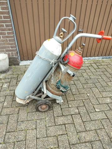 Flessenkar met acetylene en zuurstof  beschikbaar voor biedingen