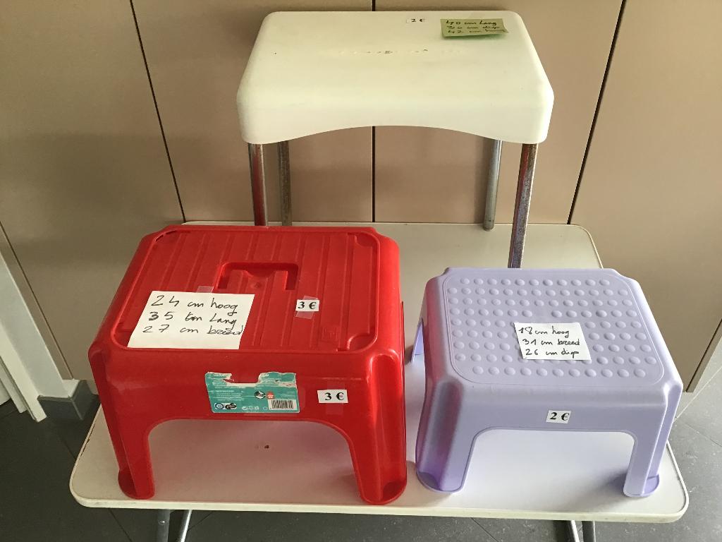 4 opstap krukjes en enkele andere stoeltjes of pekeltjes, Huis en Inrichting, Krukjes, Ophalen of Verzenden, Zo goed als nieuw