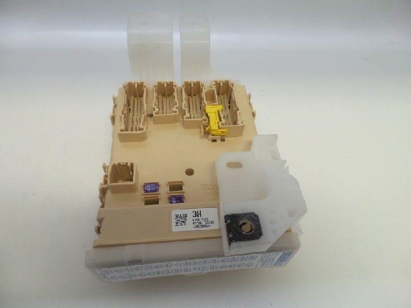 BOITIER FUSIBLES Auris Touring Sports (E18) (|8273012X70A|), Utilisé, Toyota