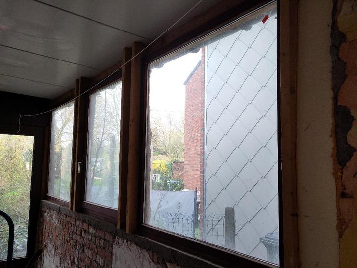 gratis : 2 ramen en drieluiksdeur, Meranti, dubbel glas, Doe-het-zelf en Bouw, Glas en Ramen, Gebruikt, Overige typen, 120 tot 160 cm