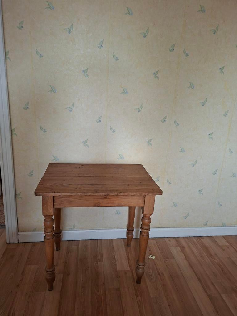 Petite Table meuble en pin 75x54x75 ce trouve à La Louviére, Maison & Meubles, Accessoires pour la Maison | Étagères, Enlèvement