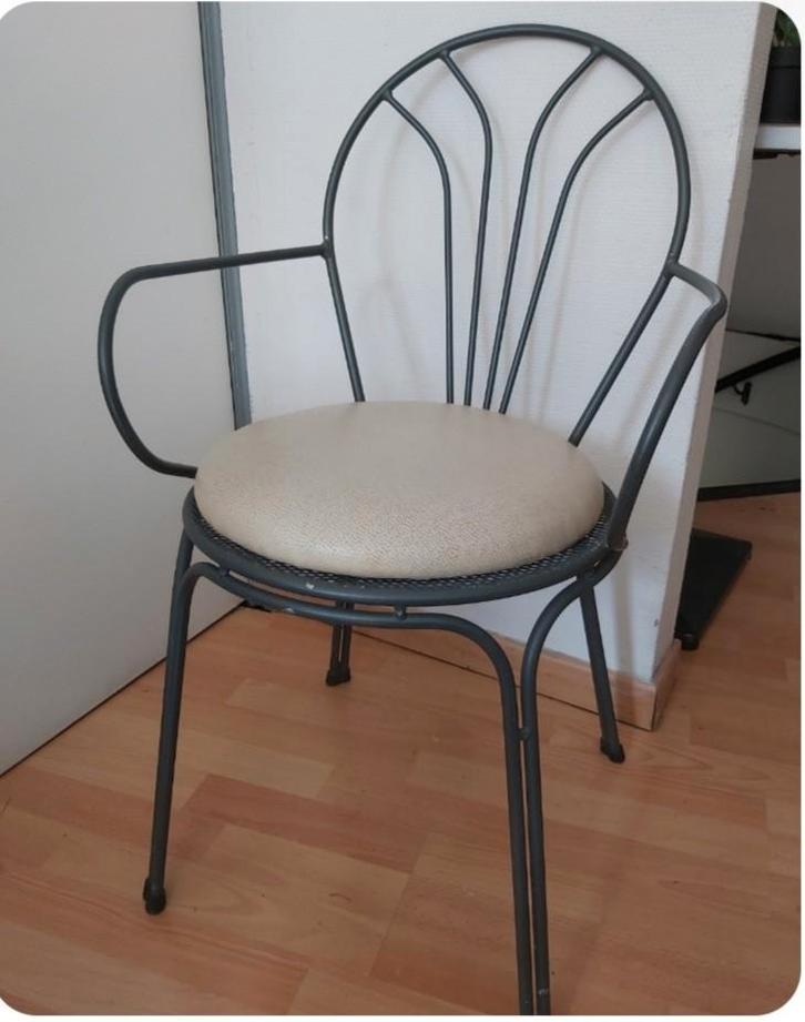 21 metalen stoelen armleuning - goede staat., Huis en Inrichting, Stoelen, Ophalen