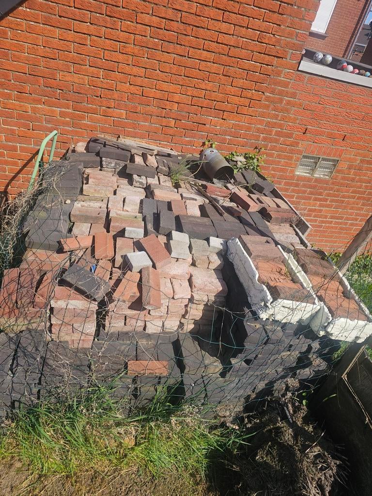 Brique à donner sur chatelineau, Doe-het-zelf en Bouw, Dakpannen en Dakbedekking, Ophalen of Verzenden