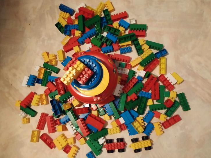 plastieken grote speelblokken en twee voertuigjes, Kinderen en Baby's, Speelgoed | Educatief en Creatief, Bouwen, Ophalen of Verzenden