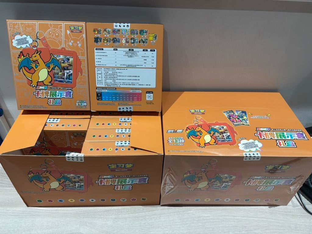 Gift Box Charizard simplified chinese Card Display Set, Ophalen of Verzenden, Zo goed als nieuw, Booster