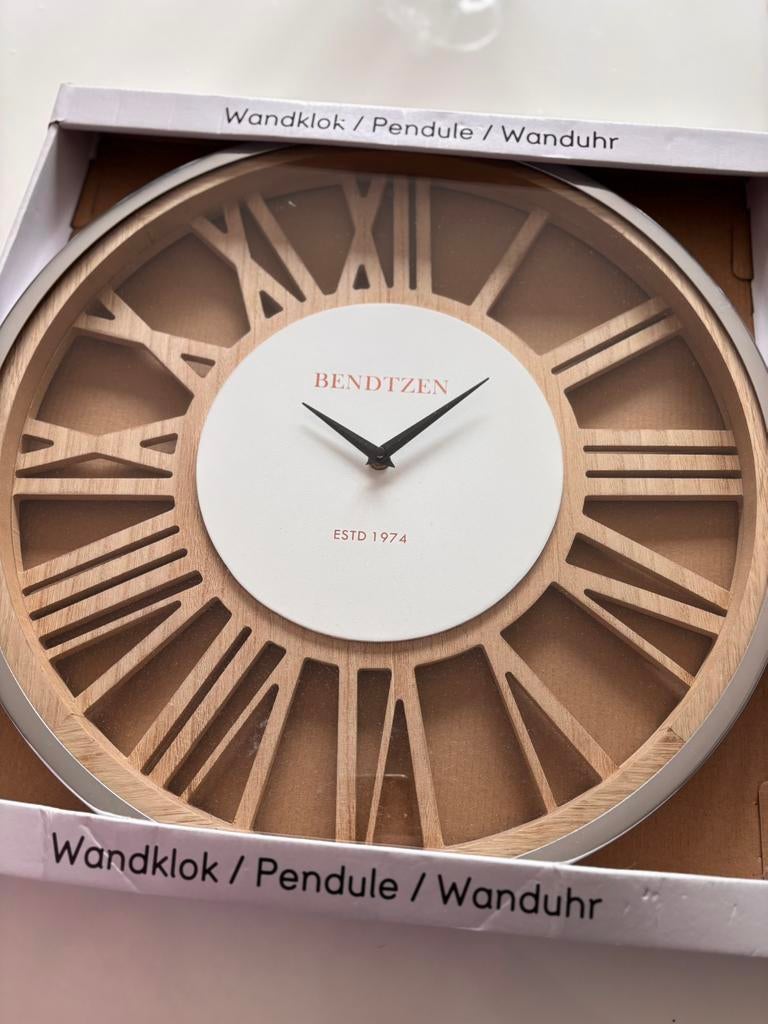 Horloge murale design NEUVE – style bois moderne, Enlèvement, Comme neuf, Horloge murale