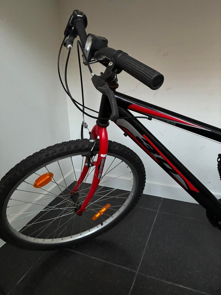 Vélo 26 pouces rouge et noir pour garçons, Enlèvement, Comme neuf