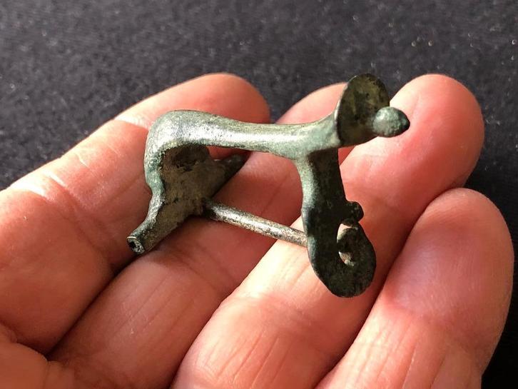 Bodemvondst Romeinse TIJGER KNIE FIBULA mooie mantelspeld, Antiek en Kunst, Curiosa en Brocante, Ophalen of Verzenden