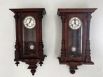 Set van 2 klassieke houten wandklokken, Antiek en Kunst, Ophalen