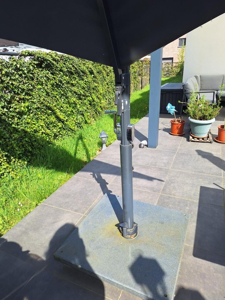Groot parasol met vielen onder te koop, Tuin en Terras, Ophalen