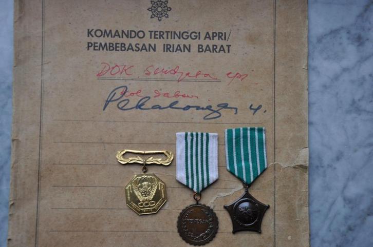 Medailles Indonesië ABRI KNIL RI + documenten, Collections, Objets militaires | Général, Enlèvement ou Envoi