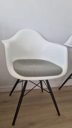 2 Vitra Eames kuipstoelen + Certificaten, Huis en Inrichting, Ophalen, Zo goed als nieuw, Wit, Twee