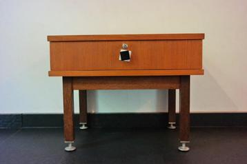 vintage nachtkastje beschikbaar voor biedingen