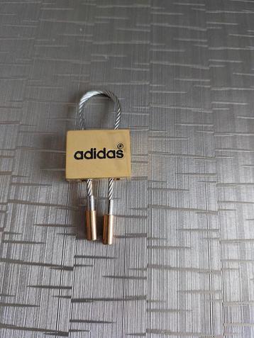 Adidas sleutelhanger beschikbaar voor biedingen