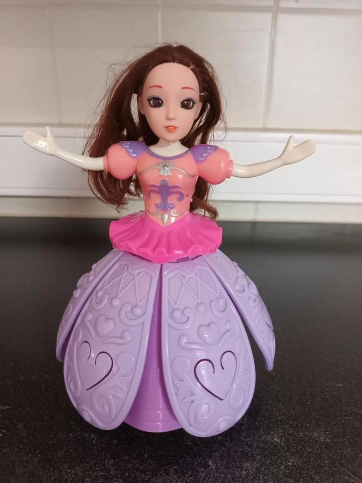 Dansende pop met licht en geluid, Verzamelen, Poppen, Zo goed als nieuw, Pop, Ophalen