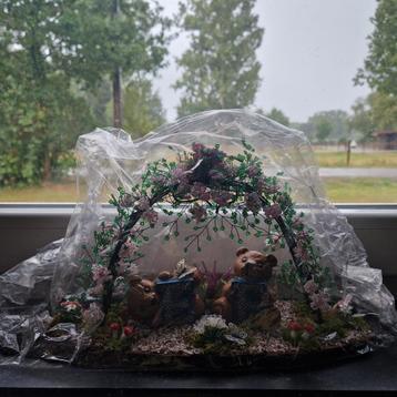 Decoratie met pareltjesboog en letterbeeldjes van de E en F beschikbaar voor biedingen