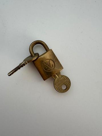 Louis Vuitton slot met sleutel – vintage brass beschikbaar voor biedingen