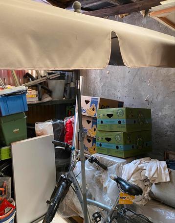 Rechthoekige paraplu op standaard, compleet met voet, €50 beschikbaar voor biedingen