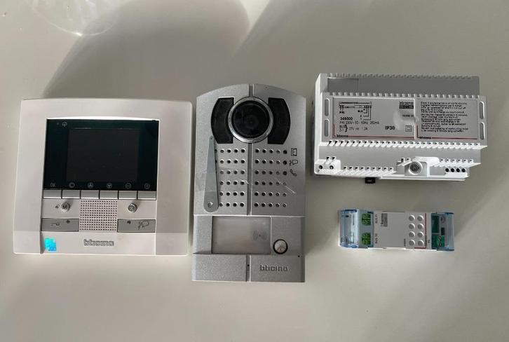 bticino videofoonkit V1 Serie 20 opbouw M-20, Huis en Inrichting, Deurbellen, Zo goed als nieuw, Bedraad, Ingebouwde camera, Terugspreekfunctie