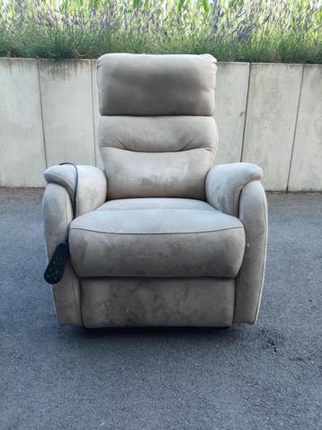 Beige elektrische relaxfauteuil beschikbaar voor biedingen