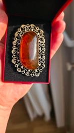Amber broches uit Litouwen. jaar 1960, Ophalen of Verzenden, Zo goed als nieuw, Geel, Overige materialen