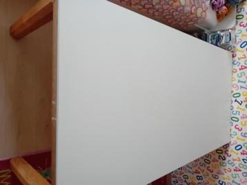 Witte eettafel beschikbaar voor biedingen