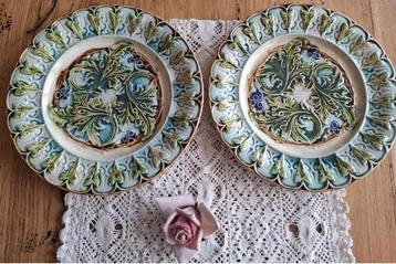 2 Antieke Franse Marjolica / barbotine bordjes, bladeren beschikbaar voor biedingen