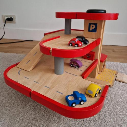 Houten auto garage parking van Plan Toys met extra auto's, Kinderen en Baby's, Speelgoed | Houten speelgoed, Zo goed als nieuw