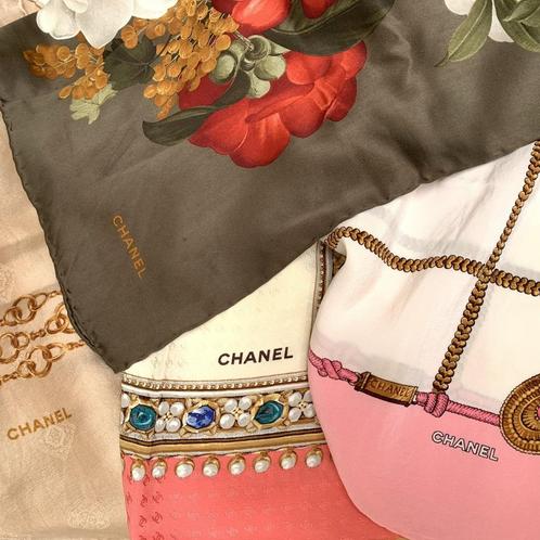 Chanel zijden foulards. Ook Delvaux en Louis Vuitton te koop, Bijoux, Sacs & Beauté, Sacs | Sacs Femme, Enlèvement ou Envoi