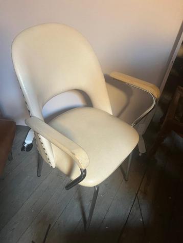 Vintage stoel jaren 60 beschikbaar voor biedingen