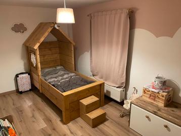 Steigerhout eenpersoonsbed in huisjesvorm met trap beschikbaar voor biedingen