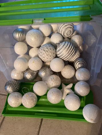 Kersballen. In ombreekbaar materiaal beschikbaar voor biedingen