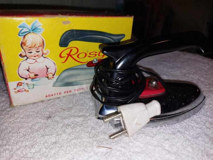 oud strijkijzertje Rozy, begin 1930, Antiquités & Art, Curiosités & Brocante, Enlèvement ou Envoi