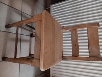 Antiek houten kinderstoeltje. beschikbaar voor biedingen