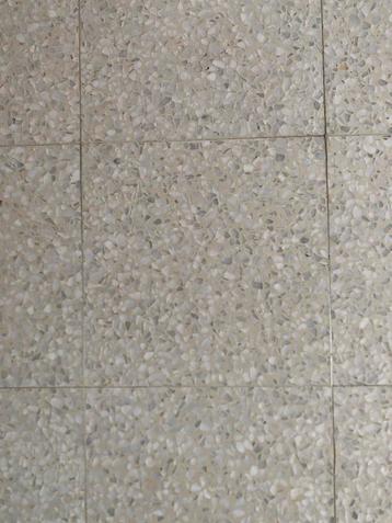 Gezocht: vloertegels beschikbaar voor biedingen