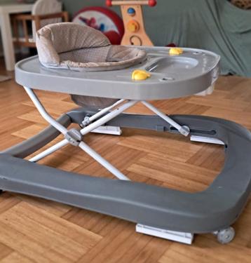 Leuke baby loopstoel beschikbaar voor biedingen