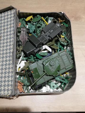 lot de dinky toys militaria et petits soldats