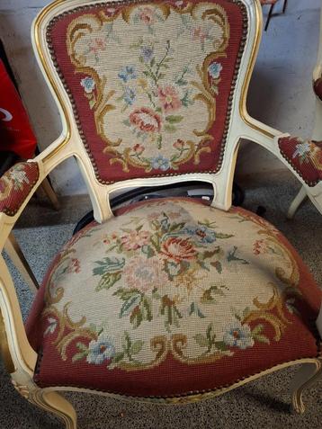 2 vintage zetels Louis 15 stijl met geborduurd bloemmotief beschikbaar voor biedingen