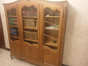 Vitrinekast beschikbaar voor biedingen