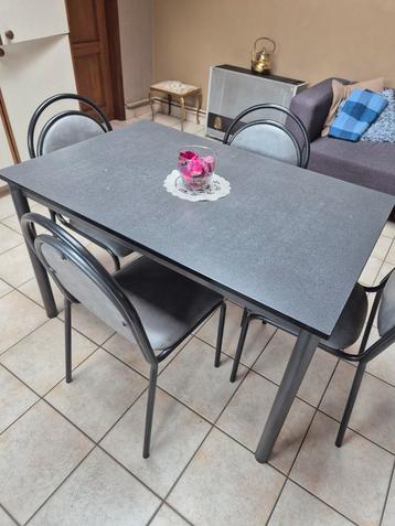 keukentafel met 4 stoelen  beschikbaar voor biedingen