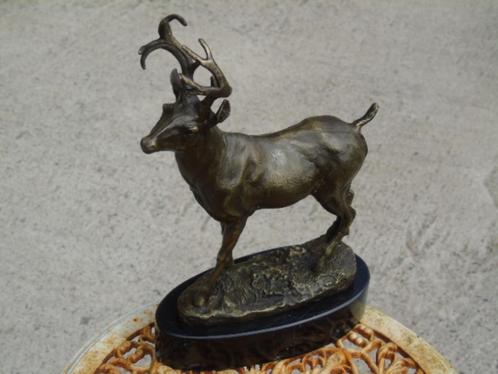 bronzen hert op een gesigneerde marmeren sokkel., Antiek en Kunst, Antiek | Brons en Koper, Brons, Ophalen