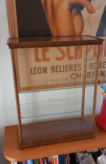 Oude vitrinekast van hout en glas  beschikbaar voor biedingen