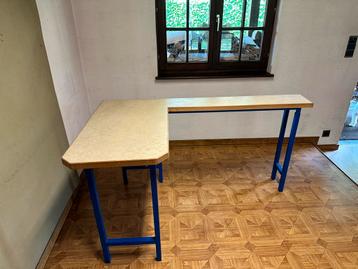 Hoektafel met stevig metalen onderstel beschikbaar voor biedingen