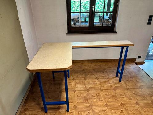 Hoektafel met stevig metalen onderstel, Huis en Inrichting, Bureaus, Gebruikt, Bureau, Ophalen