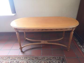 Vintage antieke ovale houten salontafel met fijne ornamenten beschikbaar voor biedingen