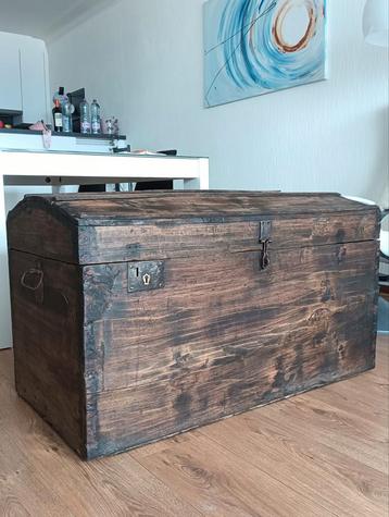 Antieke houten kist beschikbaar voor biedingen