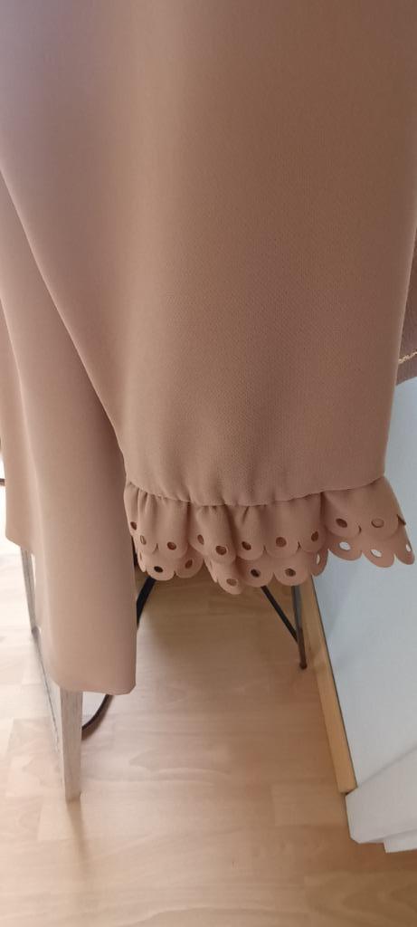 Prachtig kleedje, Kleding | Dames, Jurken, Zo goed als nieuw, Maat 38/40 (M), Beige, Boven de knie, Ophalen