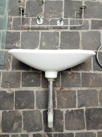 Lavabo + benodigheden (rekje, handdoekdragers etc.) beschikbaar voor biedingen