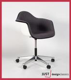 Vitra Eames Plastic Arm Chair PACC Bruin (voorraad:10), Huis en Inrichting, Stoelen, Vijf, Zes of meer stoelen, Ophalen of Verzenden